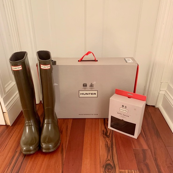 Hunter Shoes - Tall gloss army green Hunter boots and boot socks